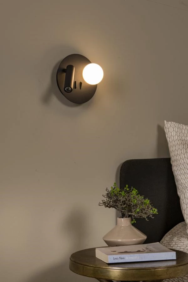 Lucide MATIZ - Lámpara de cabecera / Lámpara de pared - Ø 16,5 cm - LED - 3000K - Con punto de carga USB - Negro - ambiente 2